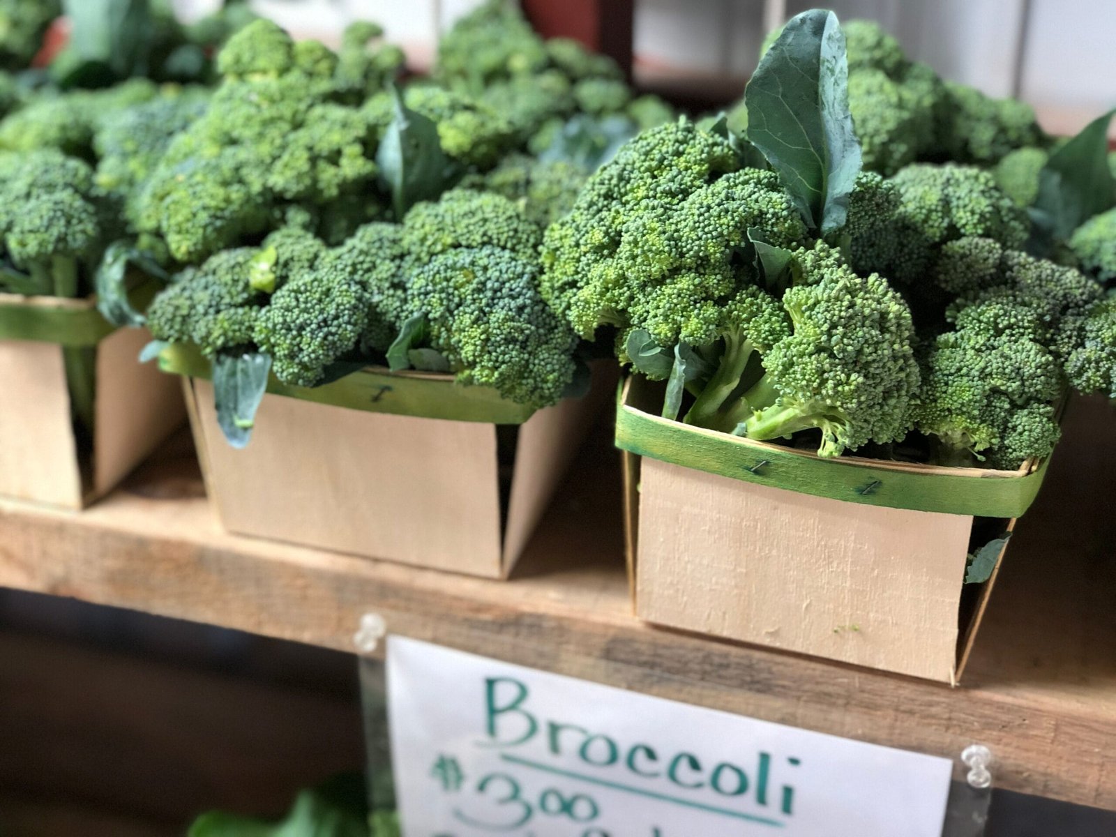 Broccoli and cauliflower at an Indian market showing price difference — broccoli costs more due to limited cultivation
